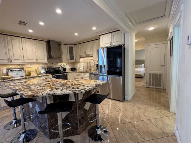 Продажа дома по адресу 2355 SE 7th St - фото 7532806