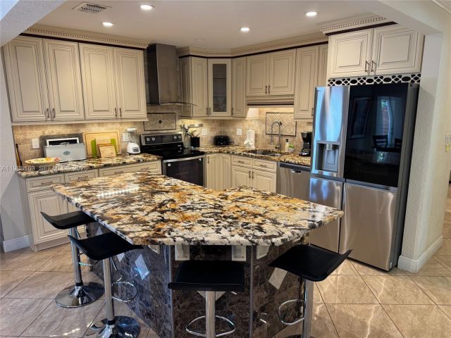 Продажа дома по адресу 2355 SE 7th St - фото 7532807