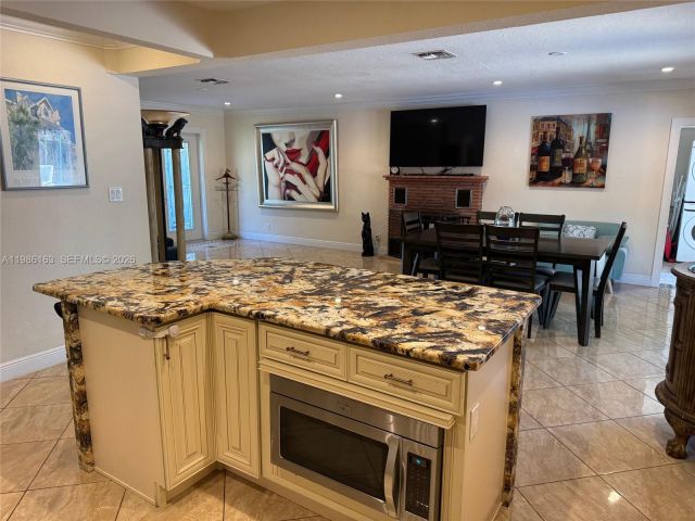 Продажа дома по адресу 2355 SE 7th St - фото 7532808