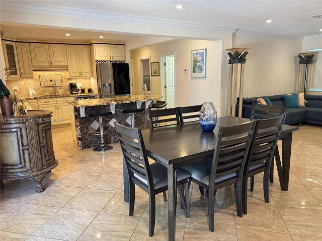 Продажа дома по адресу 2355 SE 7th St - фото 7532809