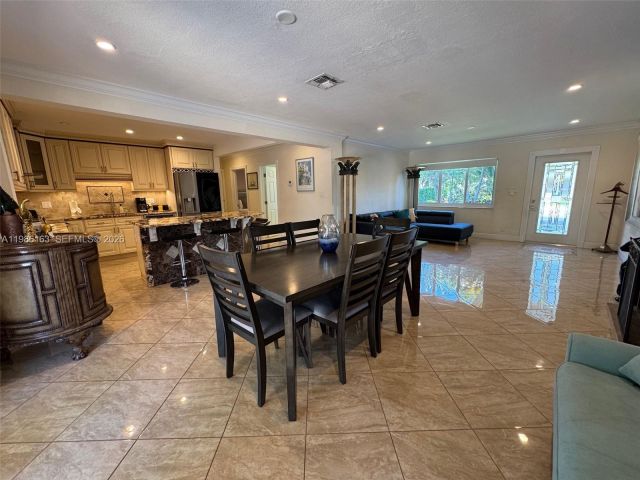 Продажа дома по адресу 2355 SE 7th St - фото 7532810