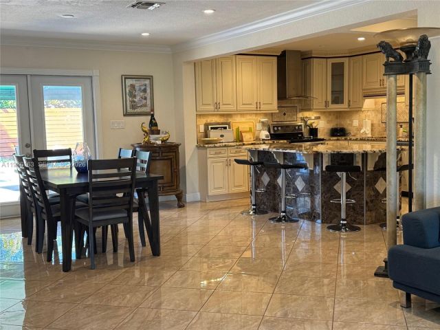 Продажа дома по адресу 2355 SE 7th St - фото 7532811