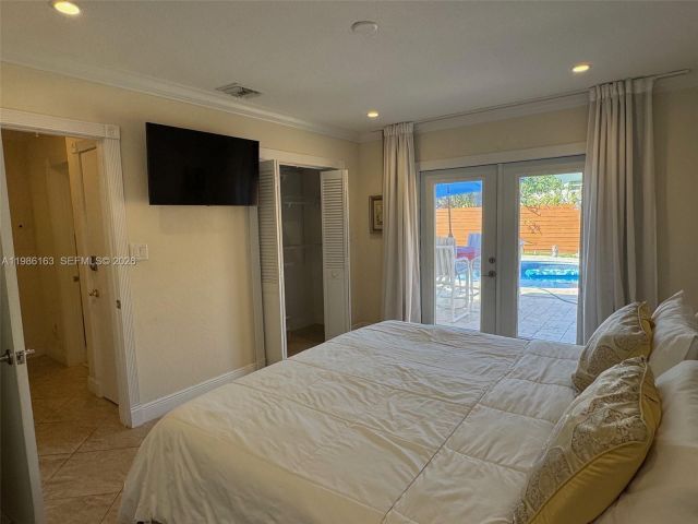 Продажа дома по адресу 2355 SE 7th St - фото 7532816