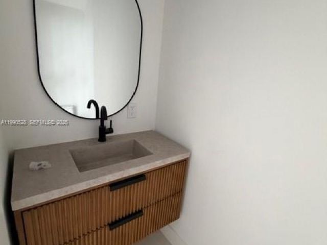 Продажа дома по адресу 2800 SW 38th Ct - фото 7532624