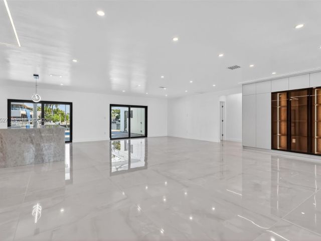 Дом в аренду по адресу 607 Layne Blvd - фото 7532574