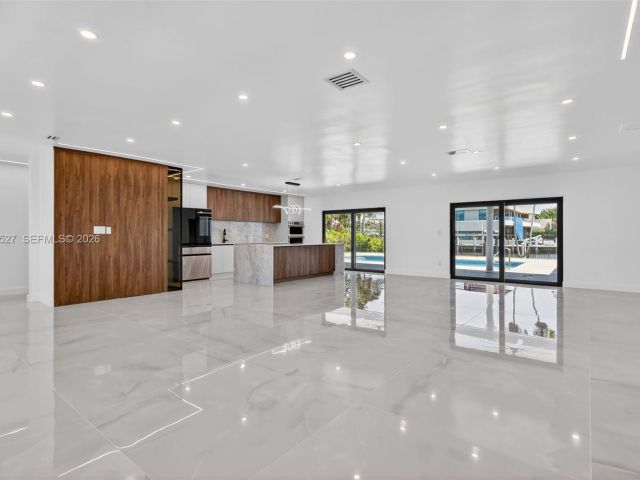 Дом в аренду по адресу 607 Layne Blvd - фото 7532575