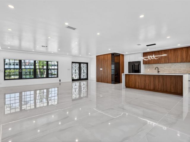 Дом в аренду по адресу 607 Layne Blvd - фото 7532576