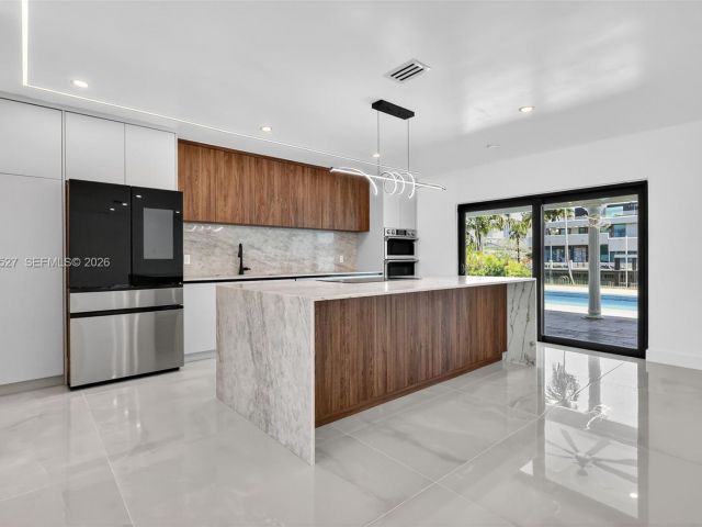 Дом в аренду по адресу 607 Layne Blvd - фото 7532580