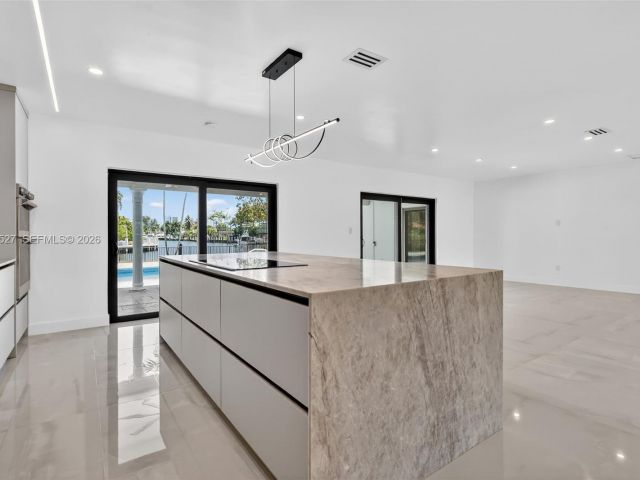 Дом в аренду по адресу 607 Layne Blvd - фото 7532583