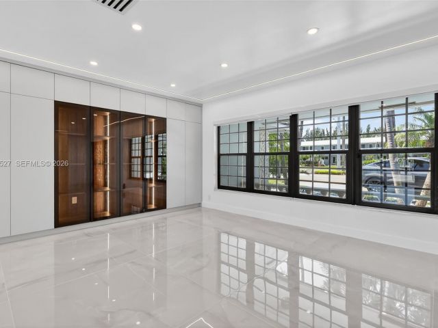 Дом в аренду по адресу 607 Layne Blvd - фото 7532585