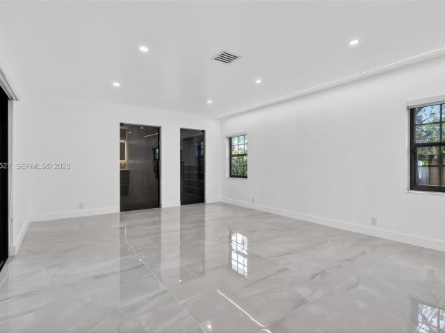 Дом в аренду по адресу 607 Layne Blvd - фото 7532587