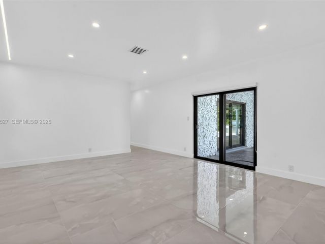 Дом в аренду по адресу 607 Layne Blvd - фото 7532590