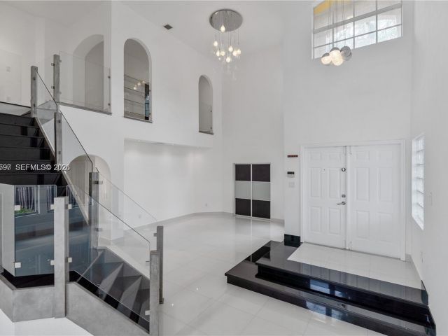 Дом в аренду по адресу 7333 NW 108th CT - фото 7533807