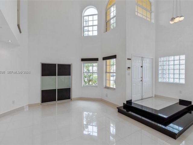 Дом в аренду по адресу 7333 NW 108th CT - фото 7533808