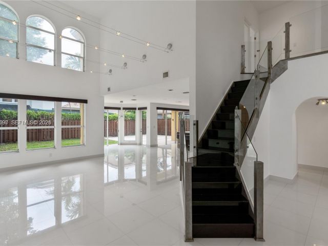 Дом в аренду по адресу 7333 NW 108th CT - фото 7533809