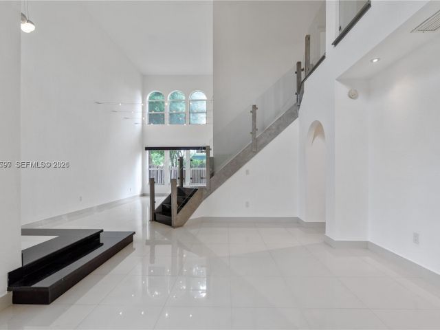 Дом в аренду по адресу 7333 NW 108th CT - фото 7533810