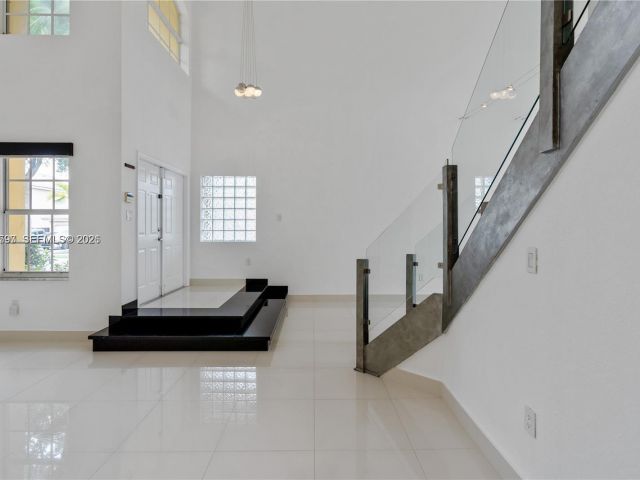 Дом в аренду по адресу 7333 NW 108th CT - фото 7533811