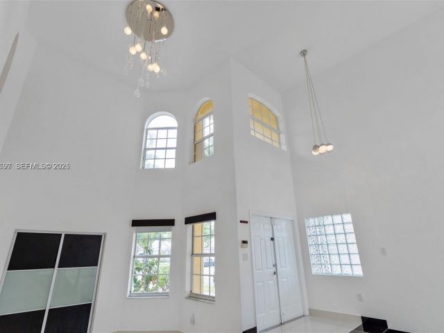 Дом в аренду по адресу 7333 NW 108th CT - фото 7533813