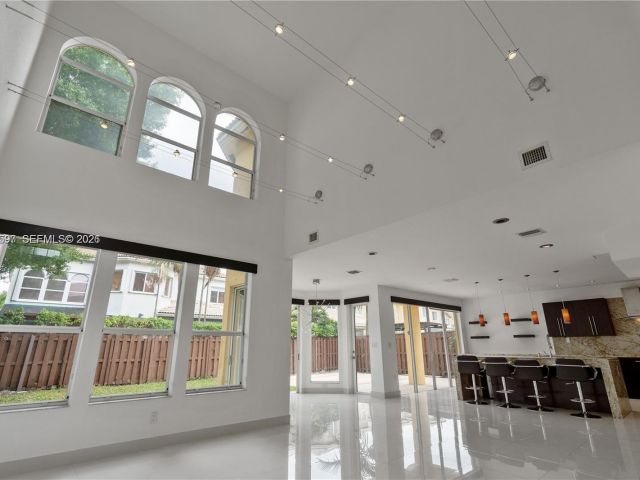 Дом в аренду по адресу 7333 NW 108th CT - фото 7533814