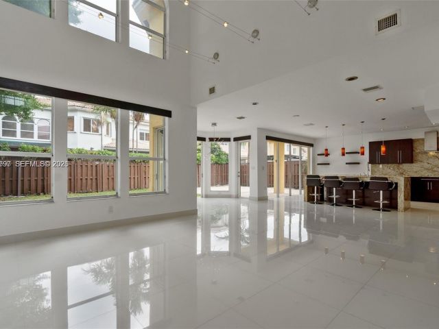 Дом в аренду по адресу 7333 NW 108th CT - фото 7533815