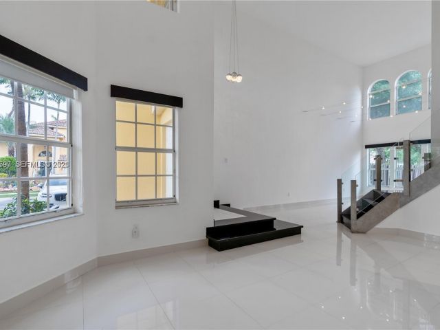 Дом в аренду по адресу 7333 NW 108th CT - фото 7533816