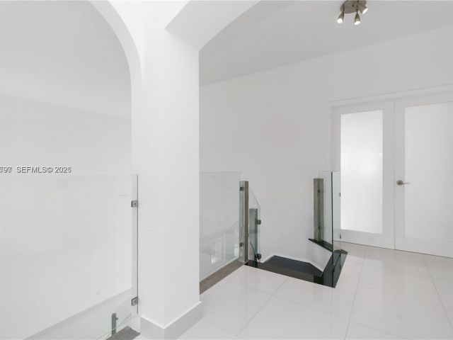 Дом в аренду по адресу 7333 NW 108th CT - фото 7533817