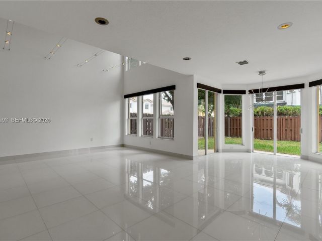 Дом в аренду по адресу 7333 NW 108th CT - фото 7533819