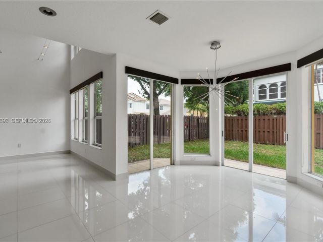 Дом в аренду по адресу 7333 NW 108th CT - фото 7533820