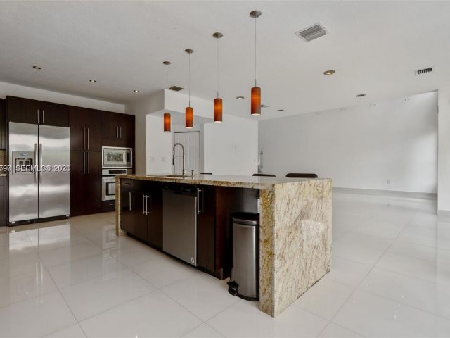 Дом в аренду по адресу 7333 NW 108th CT - фото 7533821