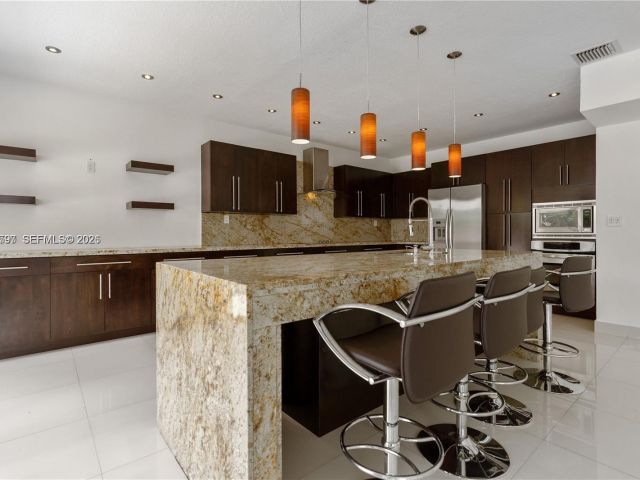 Дом в аренду по адресу 7333 NW 108th CT - фото 7533822