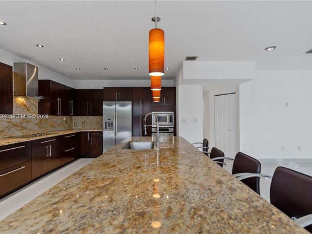 Дом в аренду по адресу 7333 NW 108th CT - фото 7533823