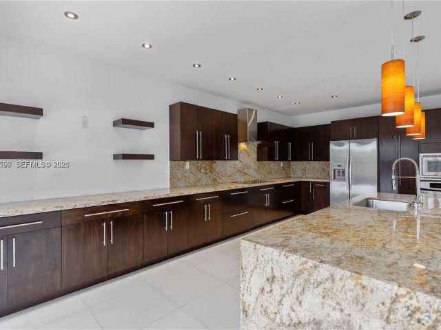 Дом в аренду по адресу 7333 NW 108th CT - фото 7533824