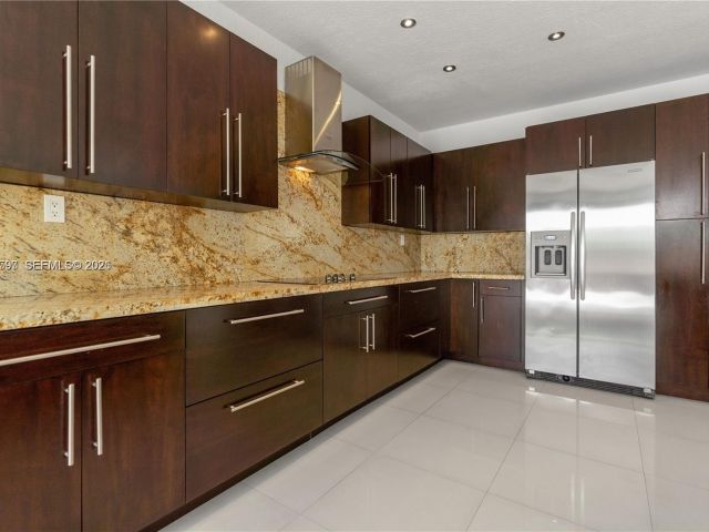 Дом в аренду по адресу 7333 NW 108th CT - фото 7533825