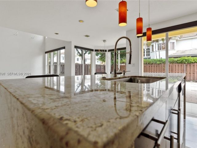 Дом в аренду по адресу 7333 NW 108th CT - фото 7533826