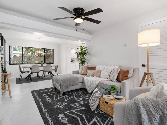 Продажа дома по адресу 1000 SW 32nd St - фото 7533158