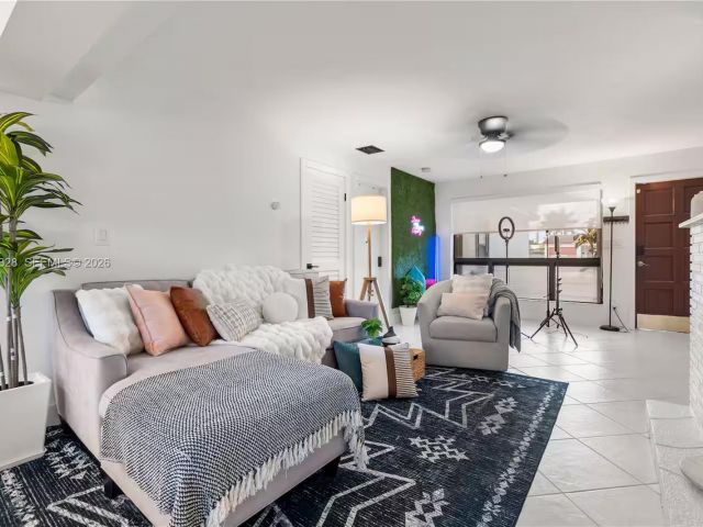 Продажа дома по адресу 1000 SW 32nd St - фото 7533159