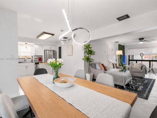 Продажа дома по адресу 1000 SW 32nd St - фото 7533160