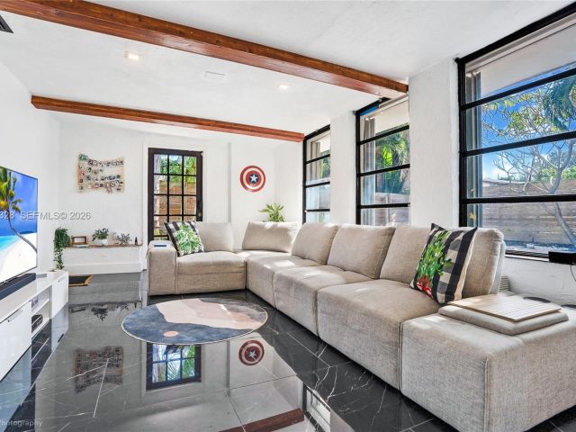 Продажа дома по адресу 1000 SW 32nd St - фото 7533163