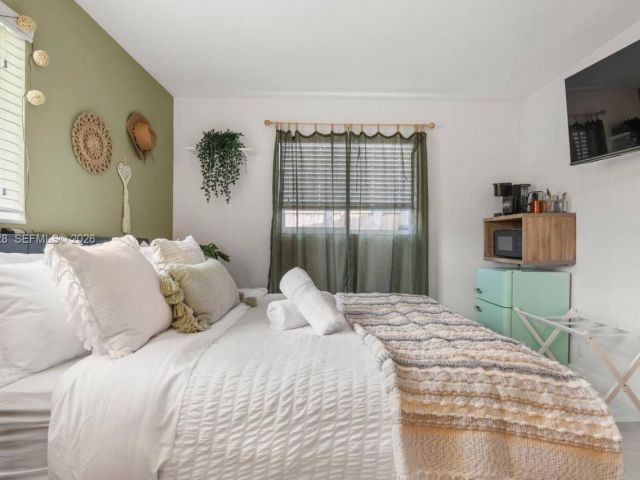 Продажа дома по адресу 1000 SW 32nd St - фото 7533170