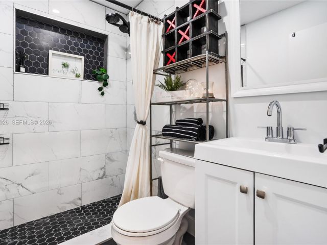 Продажа дома по адресу 1000 SW 32nd St - фото 7533171