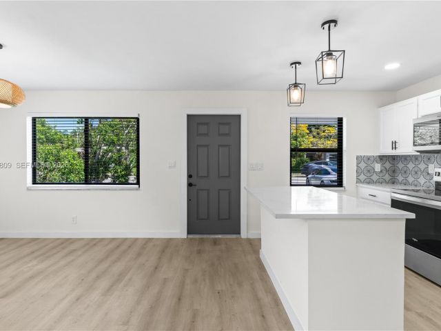 Продажа дома по адресу 328 SW 11th Ave - фото 7536784