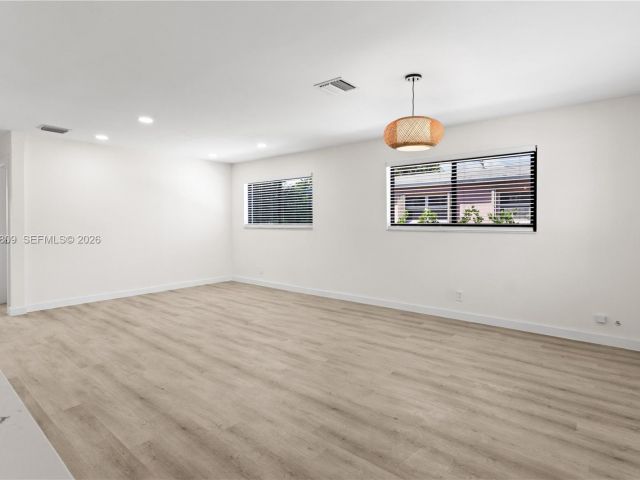 Продажа дома по адресу 328 SW 11th Ave - фото 7536785