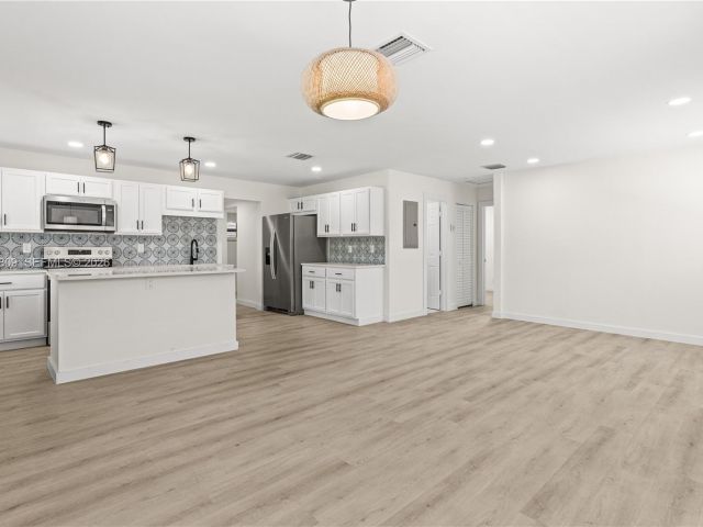 Продажа дома по адресу 328 SW 11th Ave - фото 7536786