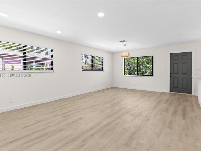 Продажа дома по адресу 328 SW 11th Ave - фото 7536787