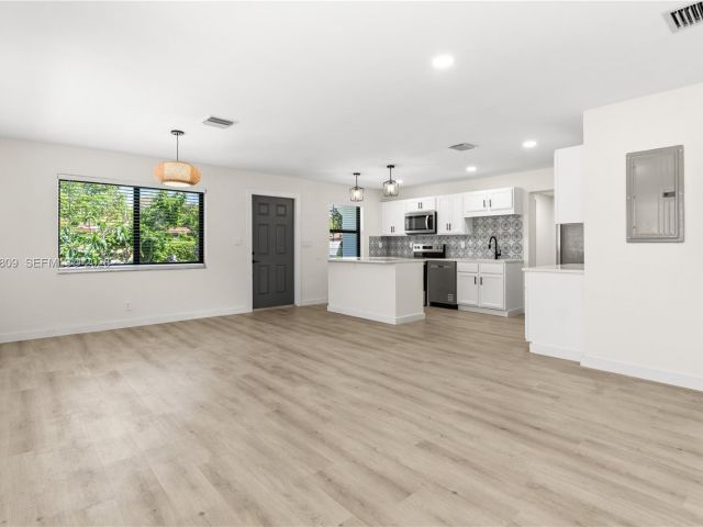 Продажа дома по адресу 328 SW 11th Ave - фото 7536788