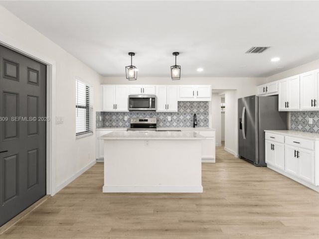 Продажа дома по адресу 328 SW 11th Ave - фото 7536789