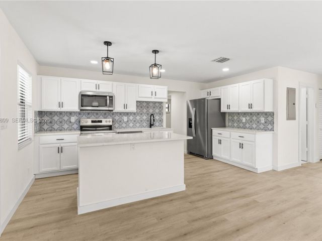 Продажа дома по адресу 328 SW 11th Ave - фото 7536790