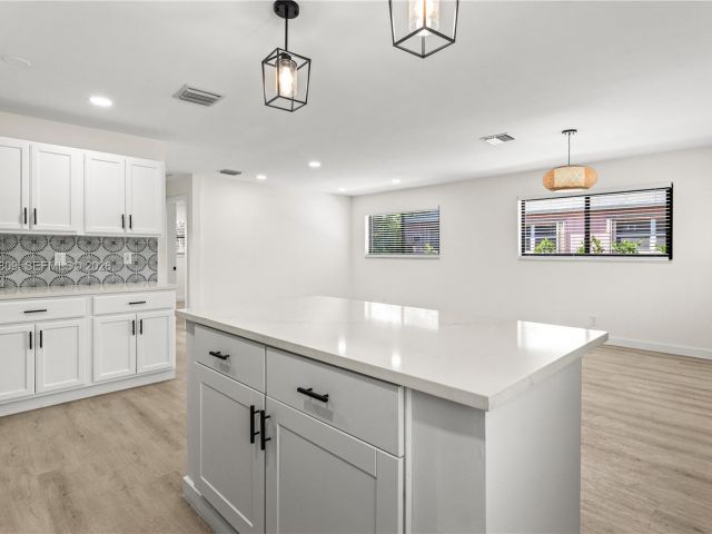 Продажа дома по адресу 328 SW 11th Ave - фото 7536791