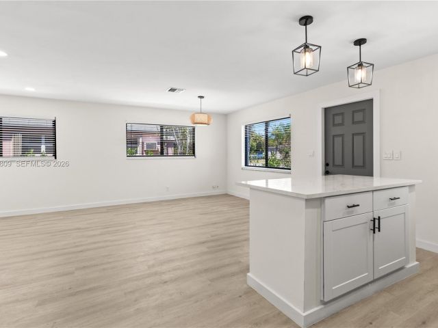 Продажа дома по адресу 328 SW 11th Ave - фото 7536792