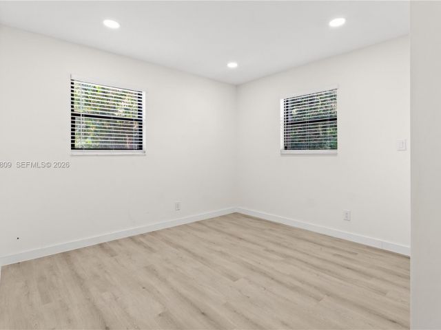 Продажа дома по адресу 328 SW 11th Ave - фото 7536796